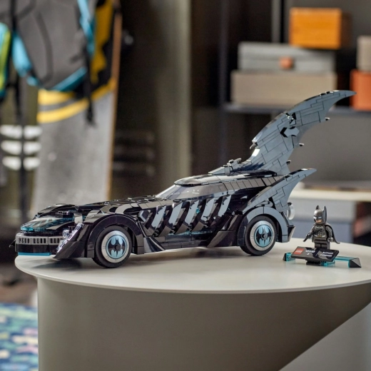 Una joya de exposición con minifigura de BATMAN