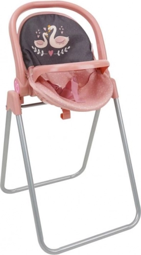 Alimentación cómoda de la muñeca