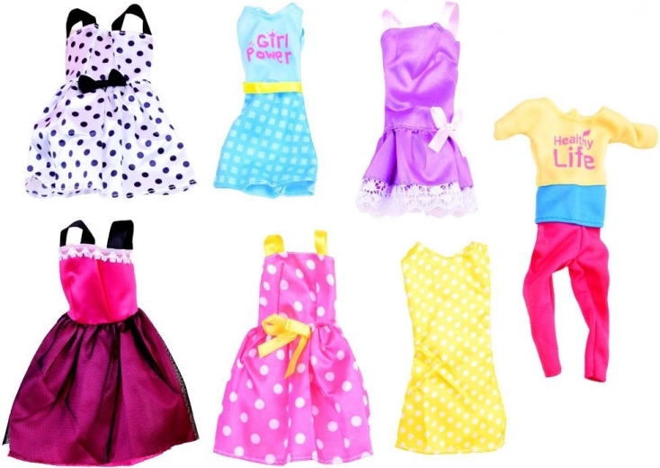 Montón de conjuntos, zapatos y accesorios