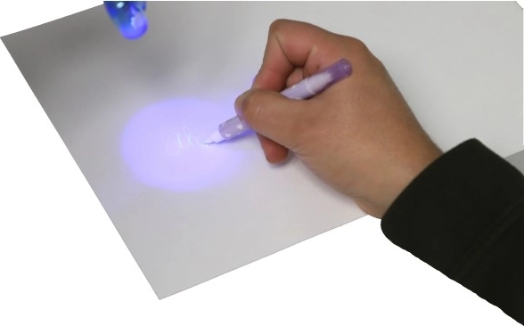 Escribe de forma invisible, revela bajo luz UV