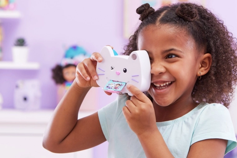 Gatita que guiña y “foto impresa” en la boca