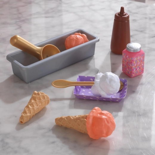 Helado en cono con decoración