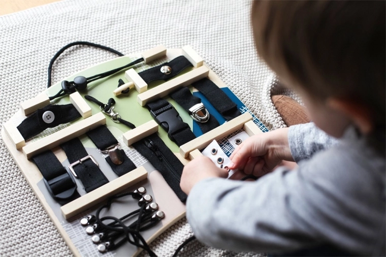 Entrenamiento divertido de las habilidades para vestirse