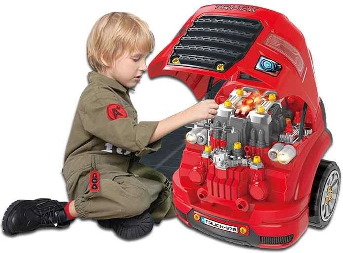 Capó abatible e interior del motor con muchos detalles