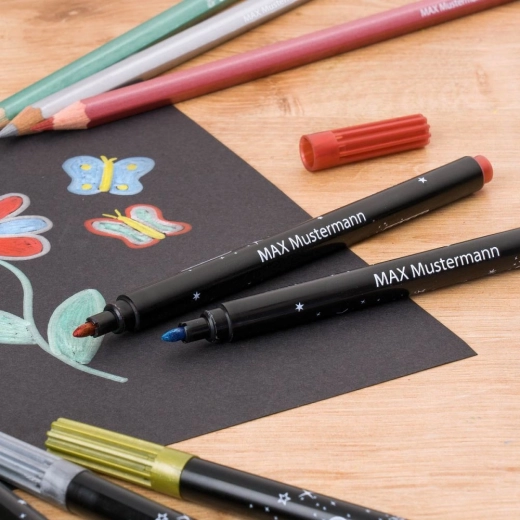 Colores metálicos brillantes sobre papel oscuro