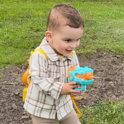 Chorro regulable y alcance de 5–8 m