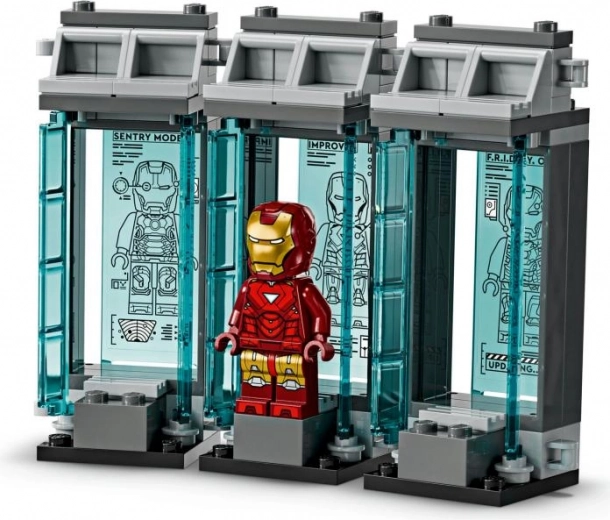 Icónicas armaduras de IRON MAN en cápsulas de exposición