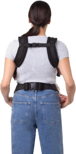 Comodidad para el adulto: cinturón lumbar ancho y tirantes acolchados