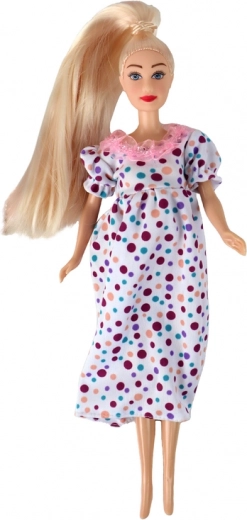 Juego realista con la muñeca