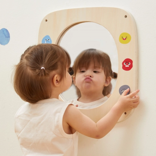 Estructura de madera robusta con esquinas redondeadas