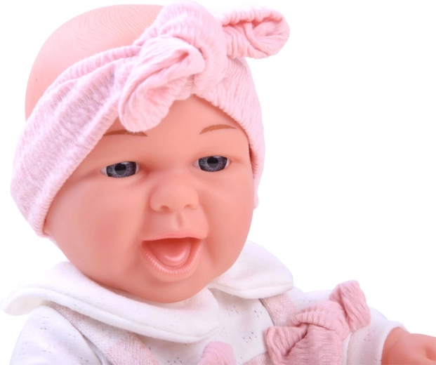 Bebé realista con sonrisa