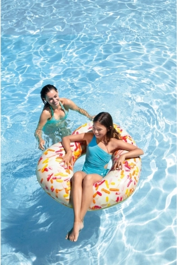 Relajación cómoda en el agua