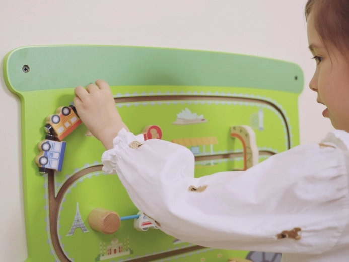 Vagón verde con vía deslizante y bloques giratorios