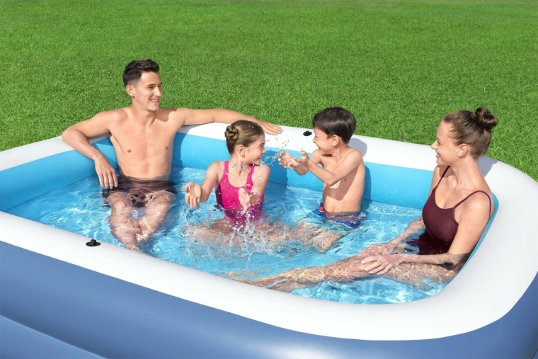 Piscina familiar espaciosa con paredes cómodas