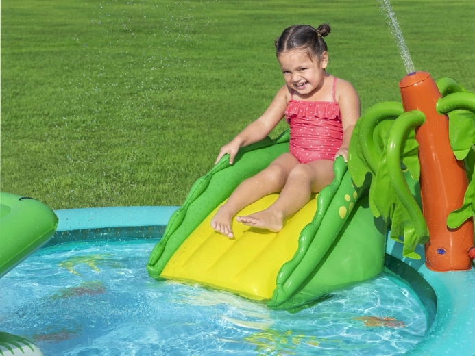 Tobogán y palmera con rociador