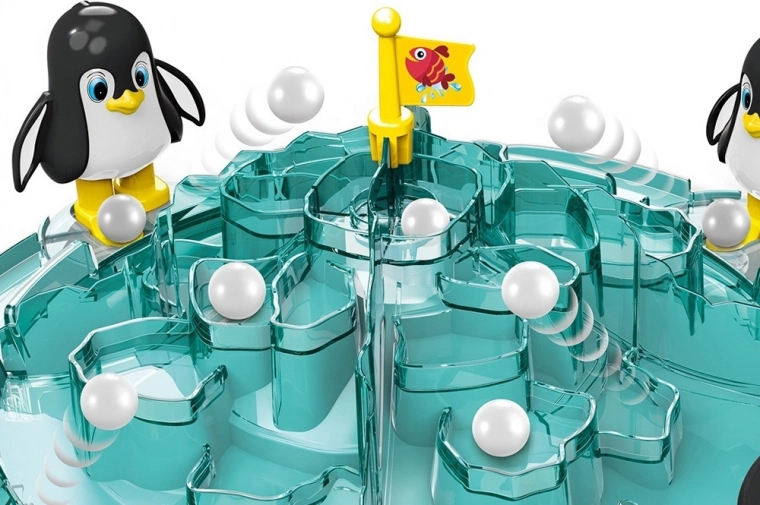 Montaña de hielo con bandera objetivo