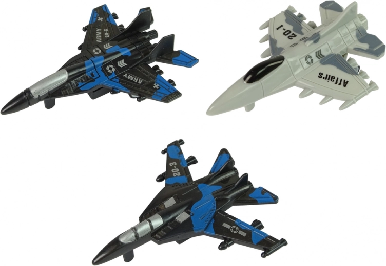 Tres cazas con diseño militar