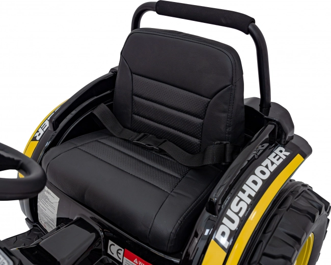 Asiento cómodo con respaldo y cinturones de seguridad