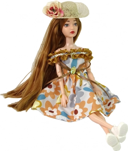 Elegante conjunto otoñal con sombrero floral