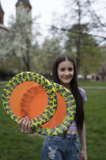 Dos discos de colores y una pelota