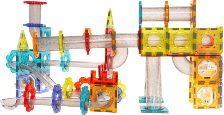 Pista de canicas creativa para el desarrollo de habilidades