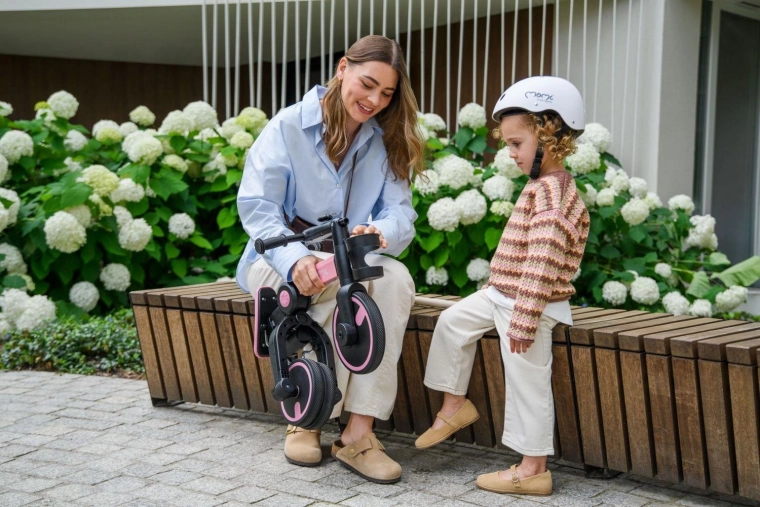 Cuadro y manillar plegables con un solo botón