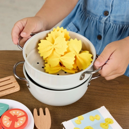 Cocina realista para jugar: olla con colador