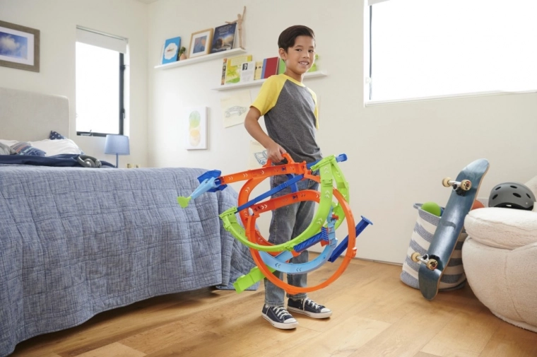 Incluye un coche Hot Wheels