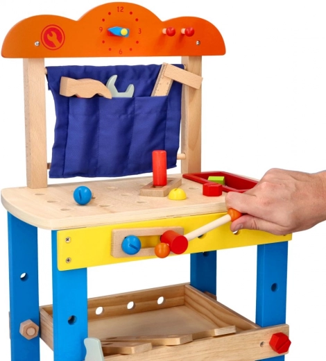 Estructura de madera estable y prácticos espacios de almacenamiento