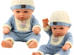 Muñeca bebé con conjunto de punto azul y gorrito