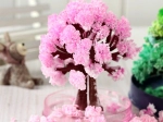 Árbol mágico de sakura en flor – arbolito rosa de cristales con cuenco