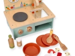 Pequeña cocina de madera con accesorios